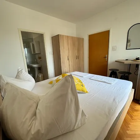 The Manzoni Family 4 Guest house Punat